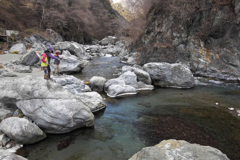 川底が深くなってプール状になったポイントで、テンカラ実践編がスタートです