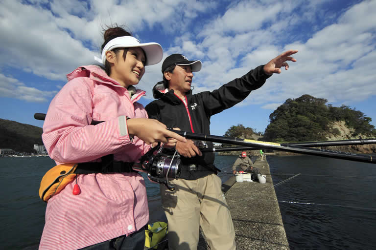 今回の先生は、「旬の釣り はじめよう」で堤防釣りをレクチャーしてくれた、地元伊豆の菊間将人さん。元大手釣り具メーカー勤務で、大メジナからヒラスズキ、清流のアユまでお任せ！のオールマイティフィッシャーマンです