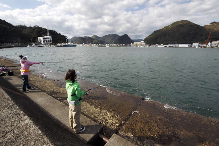 堤防の内側は、波も穏やか。私たちはここでルアーを投げて、ある魚をゲットしたのでした。それは銀色の精悍な肉食魚！ 答えは？…後半を読んでみてください 