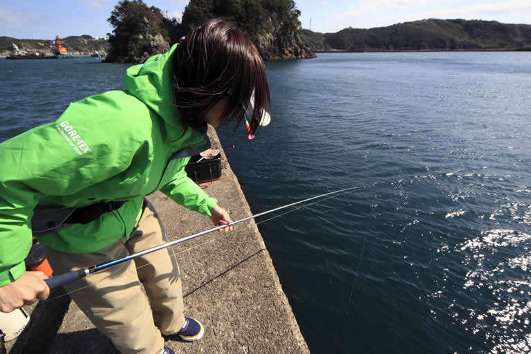 そこで、菊間さんのアドバイスで投げ釣り仕掛けをそのまま足元へ…。釣りは臨機応変でなくっちゃ。コマセの白い帯にそーっと降ろしていきます（笑）