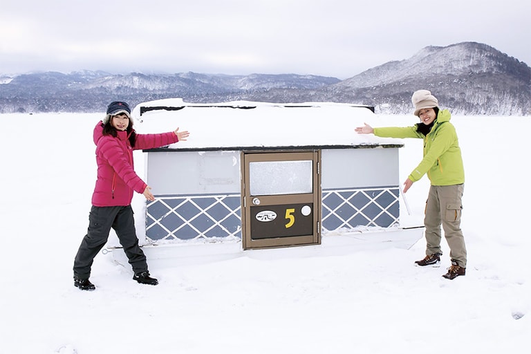 これがプライベートハウス。大人3〜4人なら貸し切りで一日釣りが楽しめちゃいます。中には石油ストーブもあってあったか！