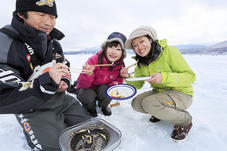 「ワカサギは表面がカリッとするくらい焼くほうが美味しいですよ」と先生。それにはやっぱり炭火がぴったり。七輪で焼いたら醤油に「ジュッ」とつける「焼きじゅう」は、香ばしくて最高です