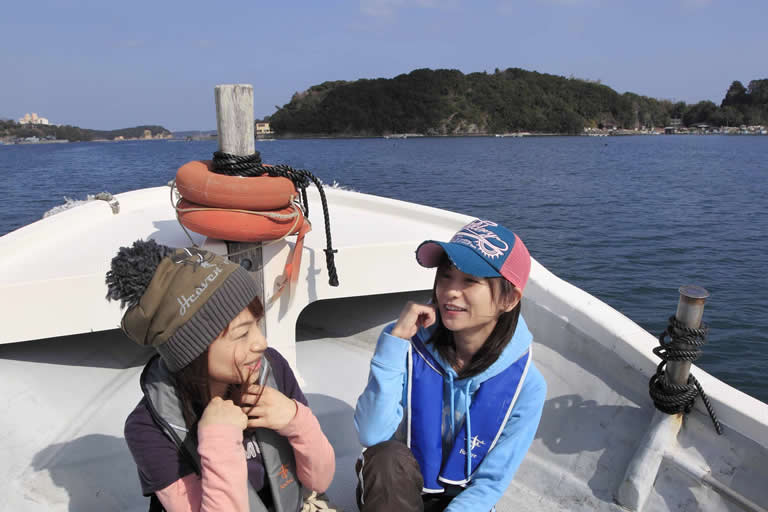 いったん海に出てしまうと、どれが島でどれが陸なのかわからなくなるほど。新鮮な景色を楽しみながらポイントへ向かいます