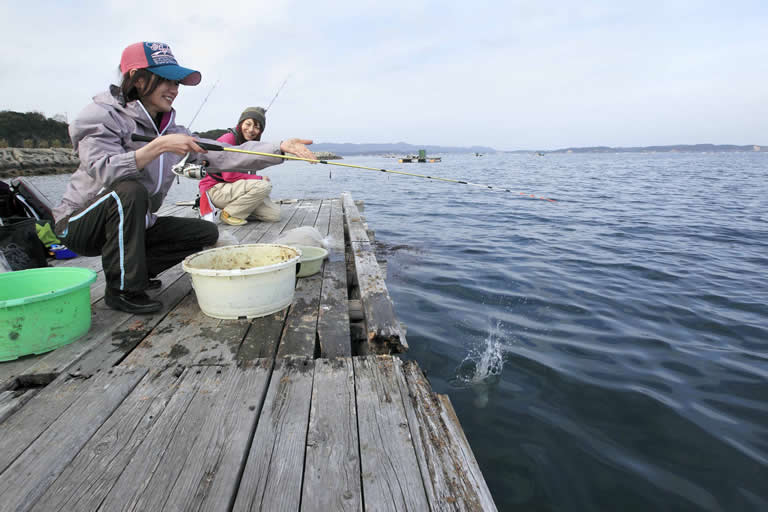 潮の流れや水深を計算しつつダンゴを投入……というのが理想的なんでしょうけどね。あまり広範囲には撒かず、ポイントを一箇所に定めて途切れさせないのが大事です