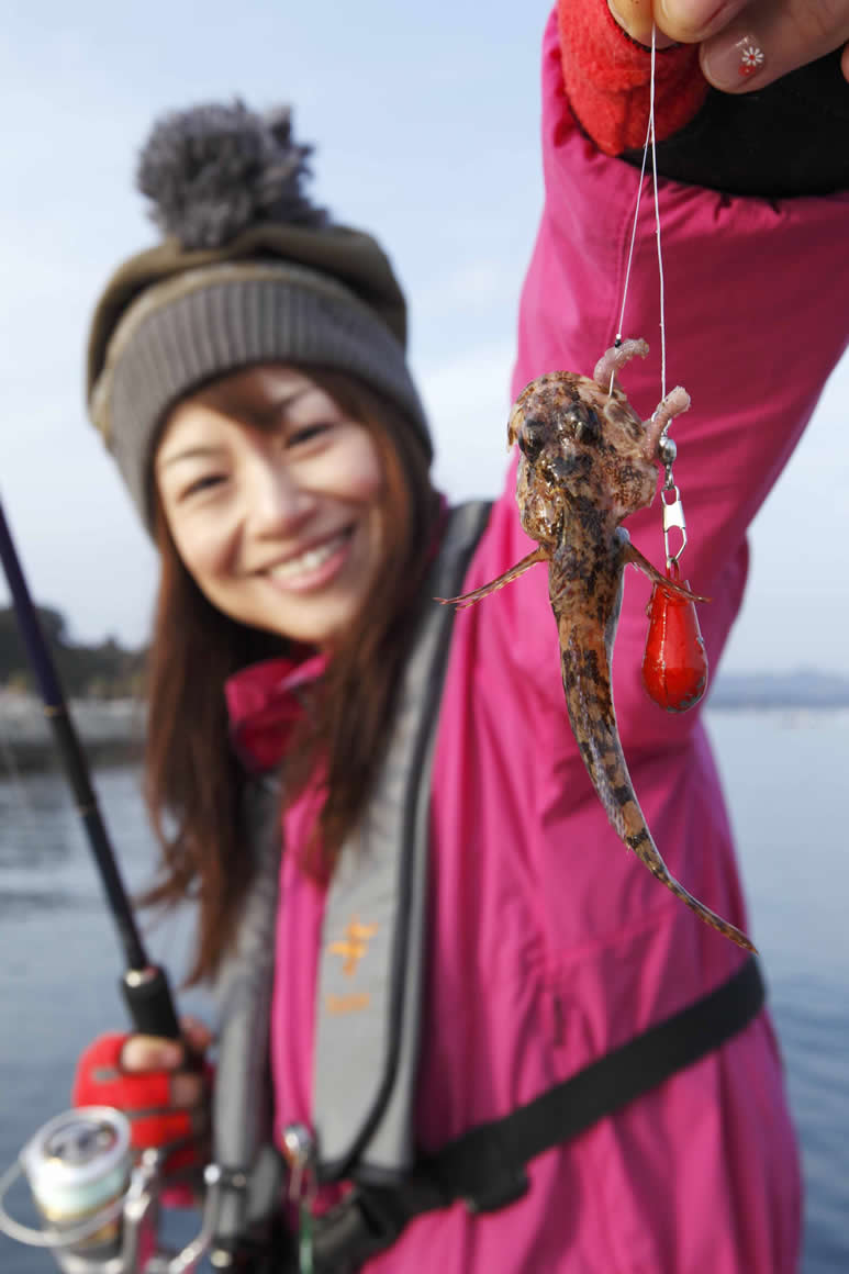 これはオコゼの仲間かな？　背ビレなどのトゲに毒があるので要注意。名前の分からない魚が釣れたら、とりあえず素手では触らないほうが得策です