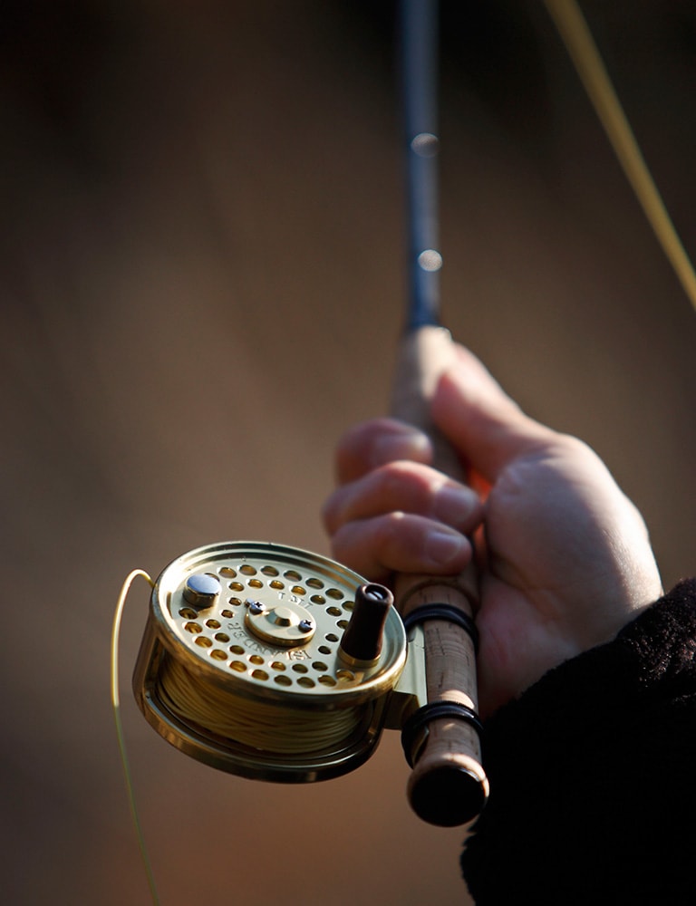 フライ用のリールは長いラインを巻くためのもので、魚を掛けたあとはほとんど使わない。ダイレクトに魚とやりとりする、という点ではエサ釣りと似た面白さがある