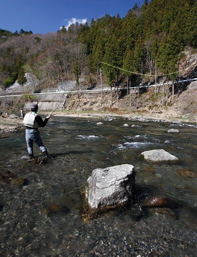 午後も遅くに到着したため、すでに数人の先行者がいた。ほかの人がねらいにくいスポットを想定してロッドを振る