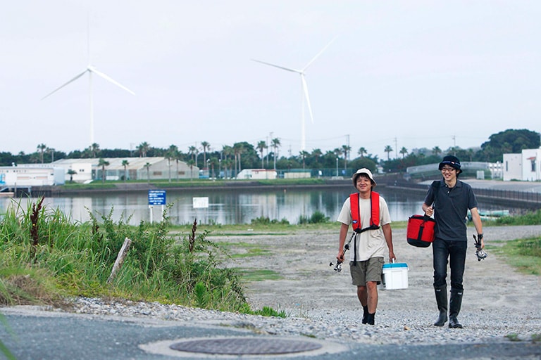 竜洋海洋公園にクルマを停めて海岸へ向かう。後ろに見える汽水湖が今日のササキ君のメインエリアになろうとは、まだ知るよしもない