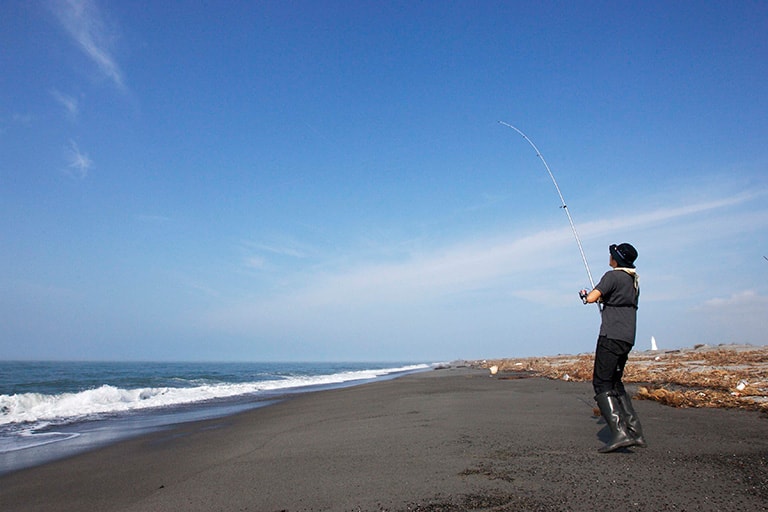 急にヒットした魚が走る、走る！　姿が見えないので、とにかく慎重にやりとりを続けた