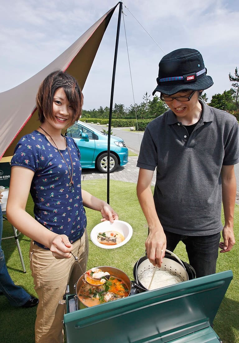 ブイヤベースをかなこさんに任せて、ソーメンに没頭するオチアイ君。のばすのは鼻の下だけにしてくれよ！