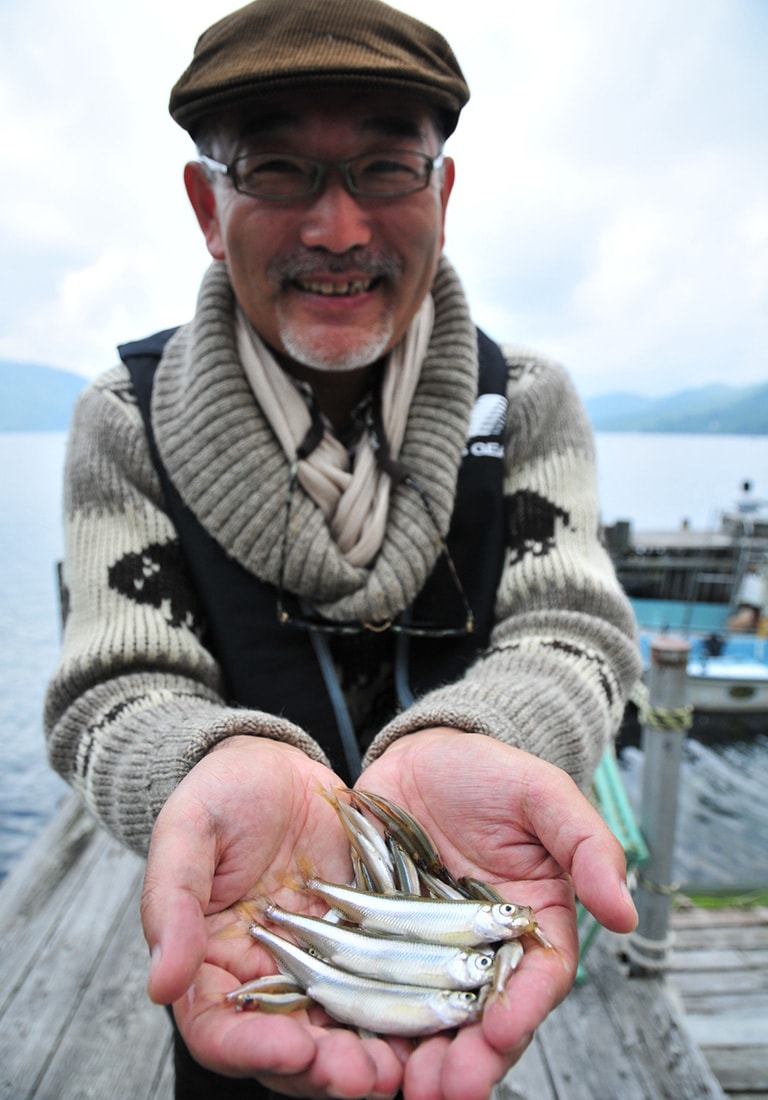 中禅寺湖のワカサギを手にご満悦の三浦さん。釣りをしている時はいたって穏やかだという……