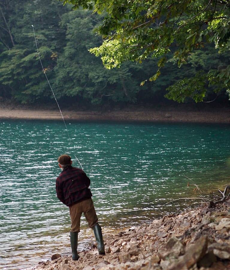 午後、少しずつ波立ち始めた岬回りで再びキャストが繰り返される。「こんな感じになると、魚の警戒心も解けて、近くに寄ってくると思うんですよ」と三浦さん。しかし、午後の丸沼は沈黙を続けた