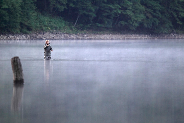 『FlyFisher』編集部の松邨さんはほんのひとときフライロッドを手にしてみた。今回のミッションはルアーでのチャレンジだったが、何と言っても西園寺さんたちがフライを楽しんだ由緒ある場所です。ご容赦を…