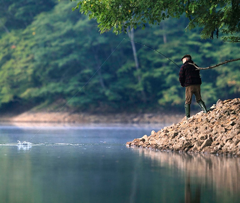 そして次の瞬間、魚と釣り人をつなぐラインは張りを失い、ロッドは弾き返った。この写真はまさにルアーが外れ、魚だけが水面に戻った瞬間。三浦さんの負けである。彼は「修行が足りないね」とひと言