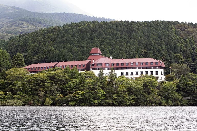 芦ノ湖は古くからの人気観光地。明治時代、政財界の重鎮たちもここに休息の地を持っていた。この「山のホテル」も、かつては岩崎小弥太の別荘。初夏にはバラやツツジ、秋には紅葉を愛でる人々でにぎわう