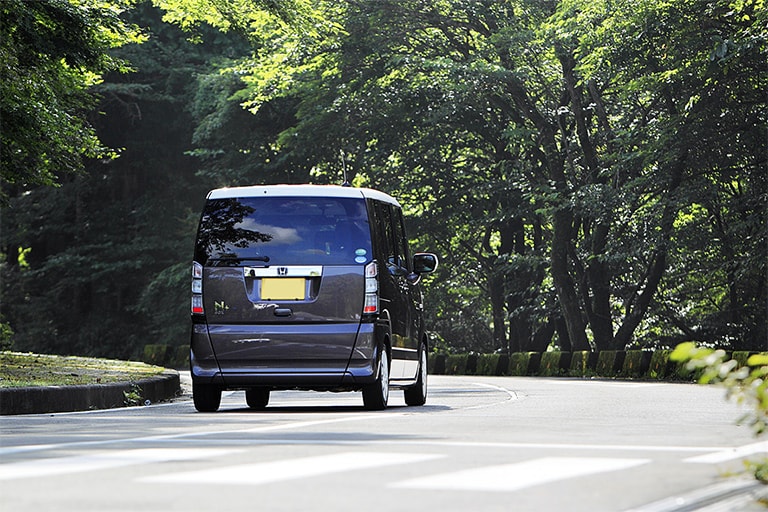 湖畔の道路は快適そのもの。樹々の間から湖面がのぞいたり、緑のトンネルをくぐったり…