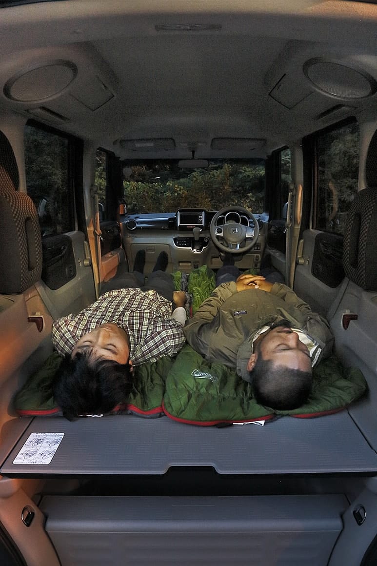 車内は、男ふたりが寝るのに充分。締切で疲れていたこともあって、このまま朝まで熟睡だった