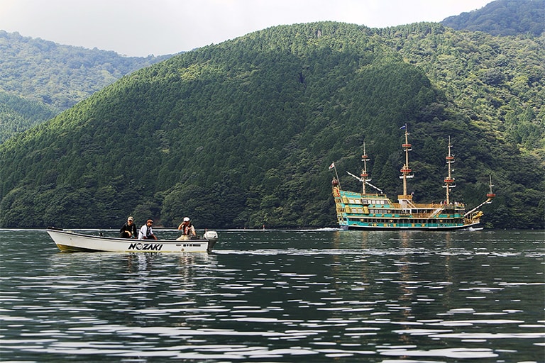芦ノ湖名物の海賊船をバックに、秋の気配が漂い始めた湖上を進んでいく