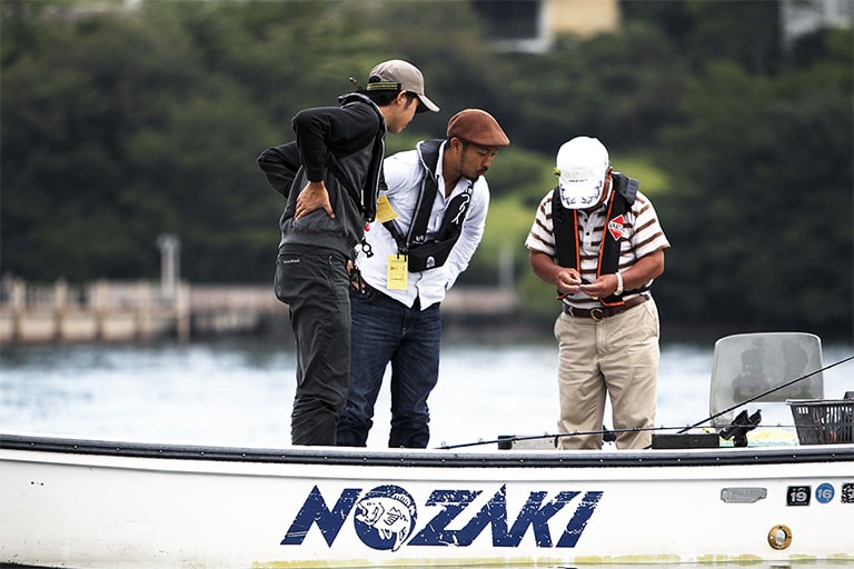 仕掛けの説明からエサの付け方まで…船上の野崎道場が続いていく