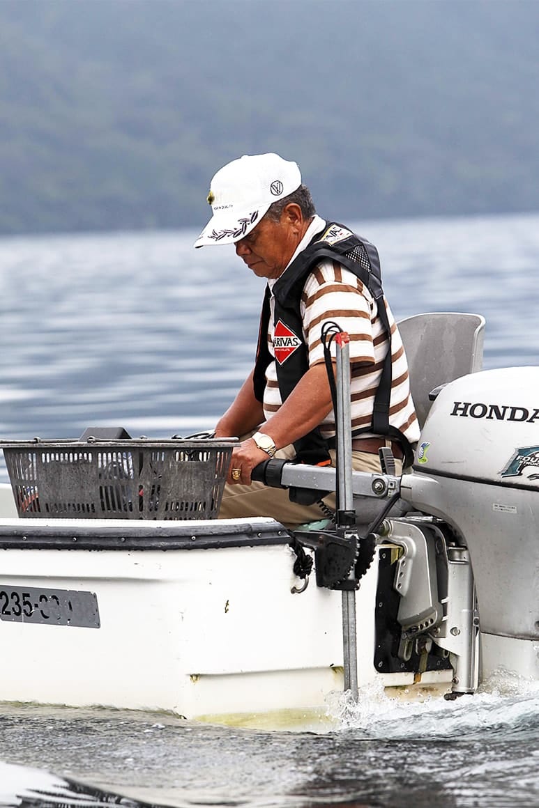 野崎さんが魚探をにらみながらゆっくりとボートを蛇行させた。この日のタナ（魚の遊泳層）を探り出しているのだ