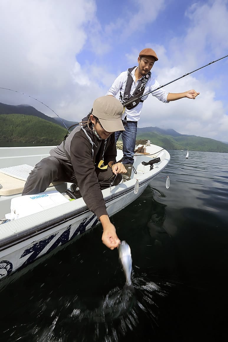 群青色の湖水から銀白の美しい魚が上がってきた。小気味よい引きがふたりを楽しませてくれた