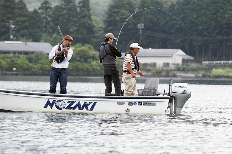 次々と掛かってくるサクラマス。時には、2本のサオで同時に食ってくることも…。野崎さんの言葉どおり、サクラマスの活性がとても高かった