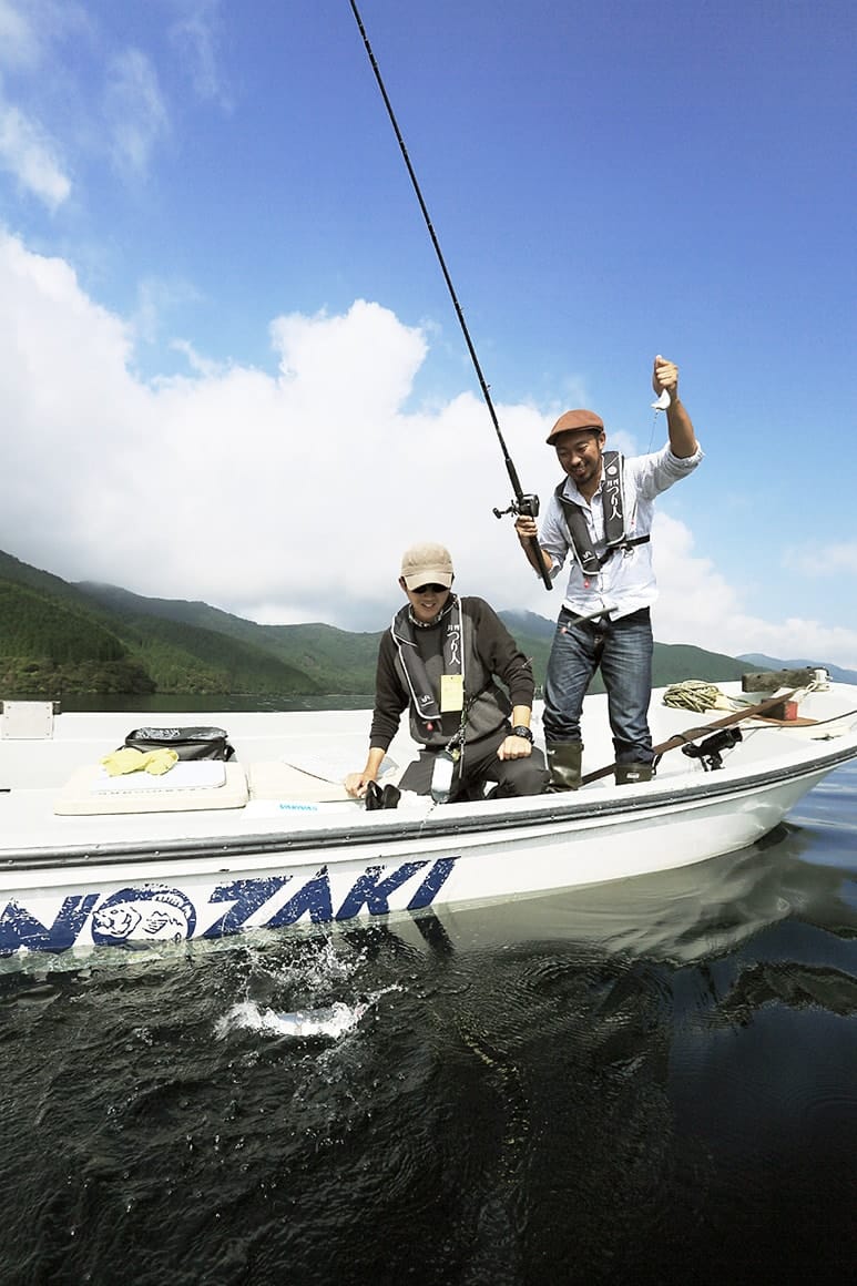 ボートの脇で水飛沫を上げたのは40cmを超える大もの！ フライフィッシングが大好きな松邨さんが思わず「でっかいニジマスだ！」と叫んだ