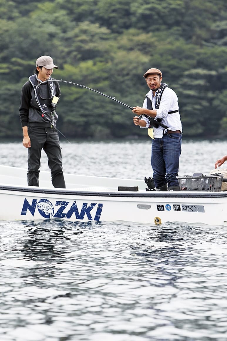 最後にニジマスかブラウンを…と、舵を転じた野崎さん。そのねらいは見事的中で松邨さんのサオが大きく引き込まれた。さて、掛かったのは？