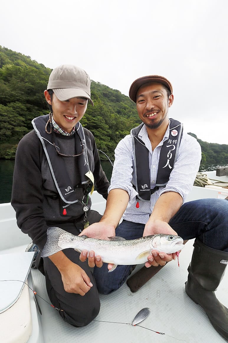 最後にビッグワンを手にしたふたり。ヒメマスには逢えなかったけれどトロウリングを満喫です