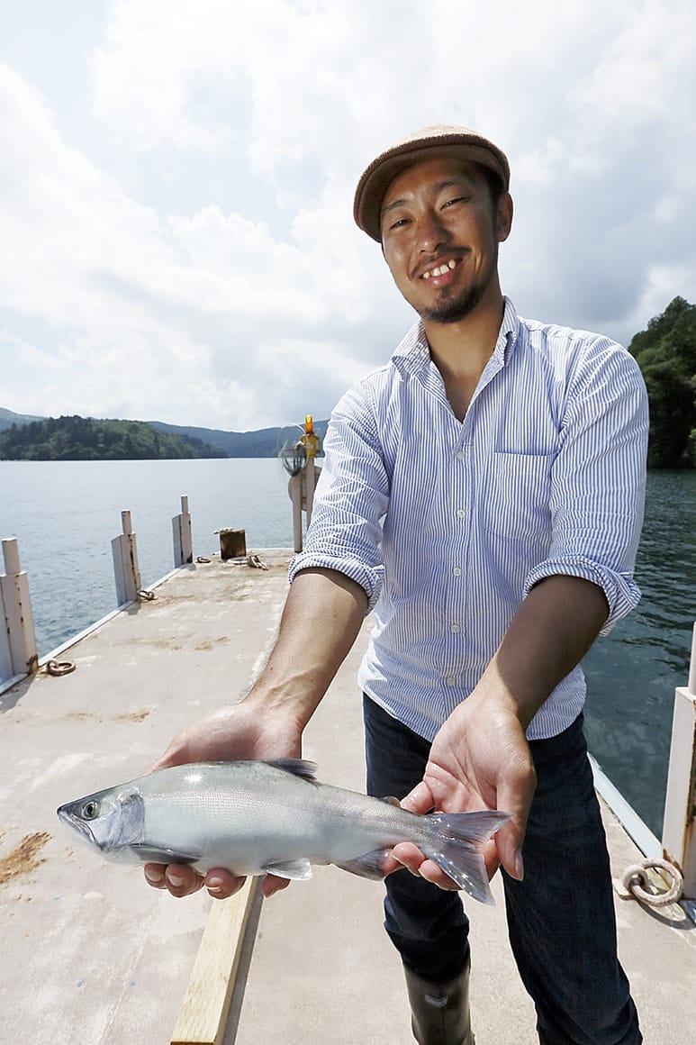 ふたりには釣れなかった芦ノ湖のヒメマス。他のベテランが釣り上げた1尾をちょっと拝借。次回は必ず！ と誓う松邨さんだった 