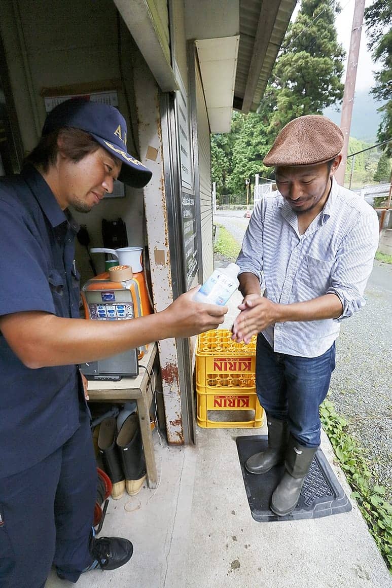 見学の前に手と靴を消毒。室内に雑菌が入らないよう徹底的に管理している