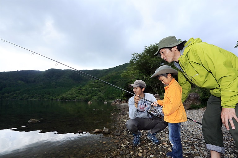 落合さんがカープフィッシングを伝授。芦ノ湖には大きなコイがたくさん生息しているので期待は充分