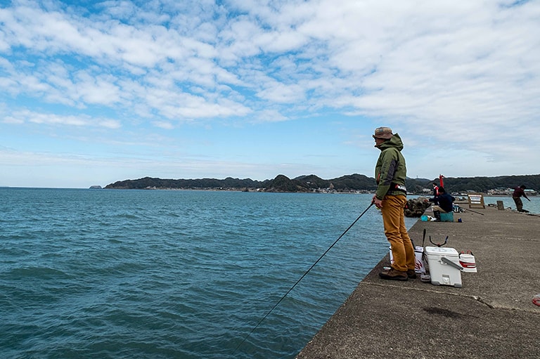 身近な海で多彩な魚と遊ぶ最短ルート！初めての「堤防のウキ釣り」入門 