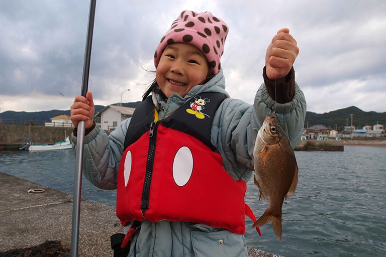 魚が寄せエサに集まってきたらウキ下を短くしてみる