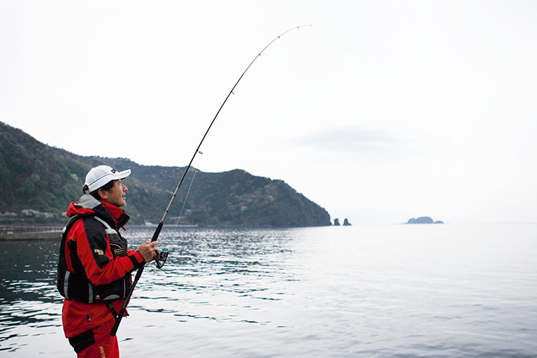 サオ先がプルプルッと動けば魚のアタリだ。アワセは必要ないので、軽くサオを立ててゆっくりとリールを巻く