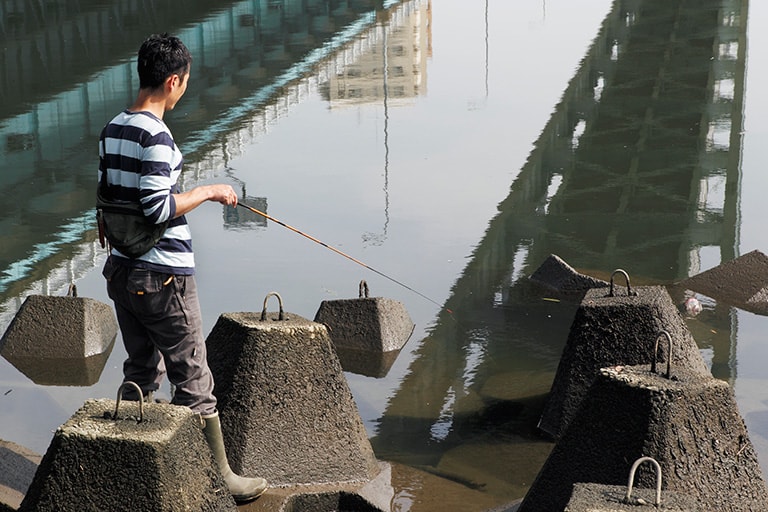 消波ブロックの入っているエリアは格好のテナガエビ釣り場。水深20～30cm程度の場所にもいるので、まずは手前の浅場から順番に仕掛けを入れていく