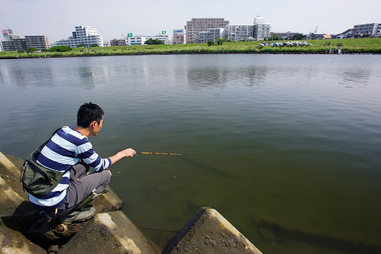 浅い場所でアタリが出なければ、少し深いところに沈んでいる障害物の影をねらってみよう。小さな石などのわずかな変化にもテナガエビはついている