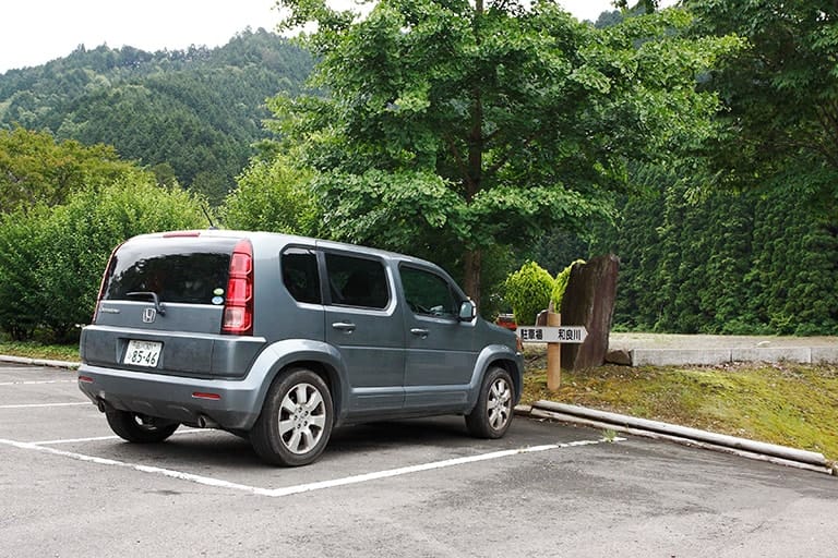 車は公共の駐車場を利用するか、通行の邪魔にならない場所に停めること。河原まで下りられると楽ちんだが、上流にダムがある場合は放水による増水に注意したい