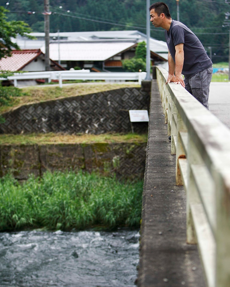 河原に降りる前に、橋の上などから川のようすを見てみよう。ベテランの釣り人は水やコケの色を見ただけで状況やアユの付き場を見抜くこともできる。じっくり観察してアユの姿が確認できれば、そのポイントをねらってみてもいい