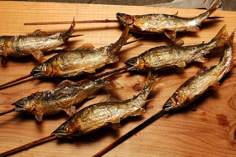 釣ったアユは塩焼きにするのがいちばん美味い。ワタはそのままにして串を打ち、粗塩を多めに振りかける。強火かつ遠火でじっくりと焼きあげるのがコツだ。