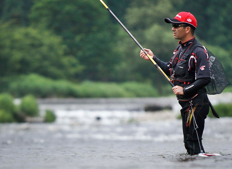 「泳がせ釣り」は、オトリをサオでコントロールするのではなく、イトをたるませた状態で自由に泳がせるテクニックだ。足元に放したあとはサオを立て気味に構え、オトリの動きを妨げないようにする。まるで「犬の散歩」のように、泳いでいくアユのあとをサオ先でフォローしてついていくイメージだ。最初は比較的流れの緩いトロ場で試すといいだろう。