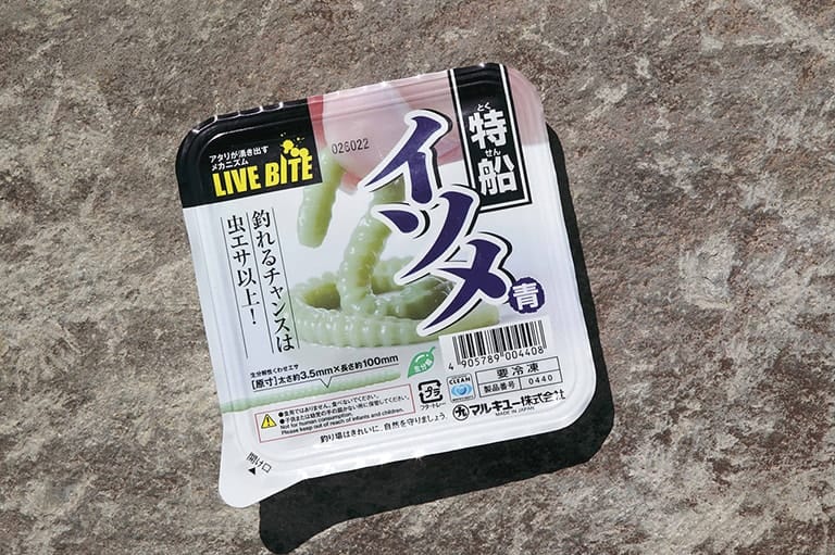 生きエサが苦手な人は、匂い・味付きのワームを使うのもいい。ただし食いの悪い時はアオイソメに分があるようだ