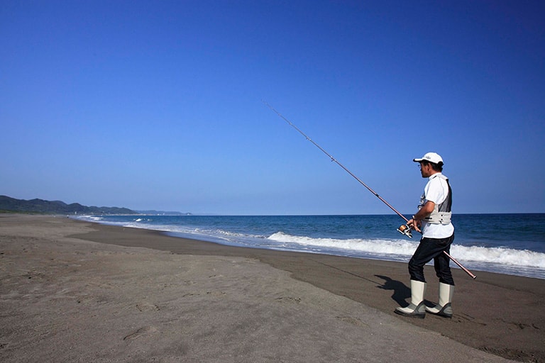 シロギスの居場所は時期や天候、潮の状態などによってさまざまだ。今日はどのあたりにいるのか？　仕掛けを動かしながらポイントを探っていく