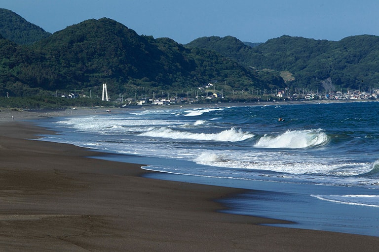 平坦に思える海岸線にも、よく観察すれば変化や凹凸がある。どのような場所で釣れたかを常に意識してポイントを見る目を養おう