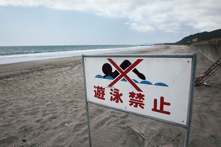 砂浜にあるシロギスの釣り場は、海水浴場やサーフィンのポイントと重なっていることも多い。混雑している場所を避けてサオを出そう