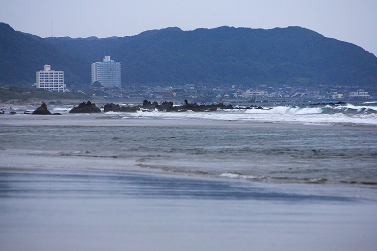 砂浜のなかに岩礁が点在するポイントには良型が潜んでいることも。根掛かりに注意してねらおう