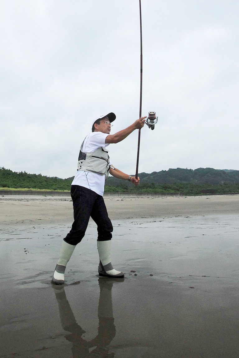 魚が釣れたら再び同じ場所をねらってキャストしよう。ただしポイントの真上に投げると着水音でシロギスが驚くので、少し沖めに投げてやるといい