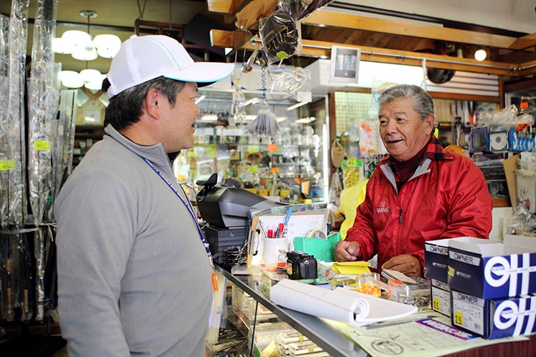 まずはボート屋さんで情報収集。ワカサギ用の仕掛けやエサなども売っていることが多い。釣れているポイントや誘い方を確認しておこう