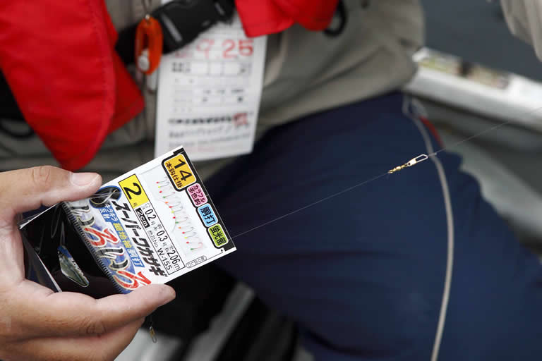 仕掛けの端にあるサルカンやスナップサルカンに電車結びでミチイトを接続し、絡まないように気をつけながら引き出していく