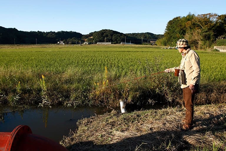 水際に立つと足音で魚を驚かせてしまうことがあるので、まずは少し離れた位置からサオをだしてみよう